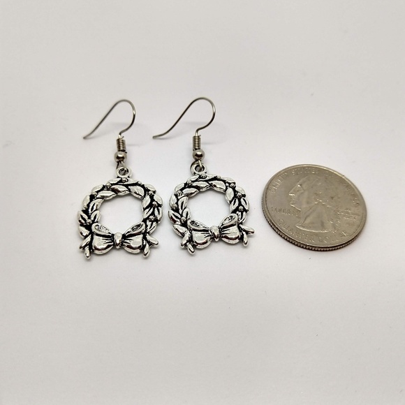 5/$20 Christmas Wreath Earrings Party Holiday New - Picture 2 of 4